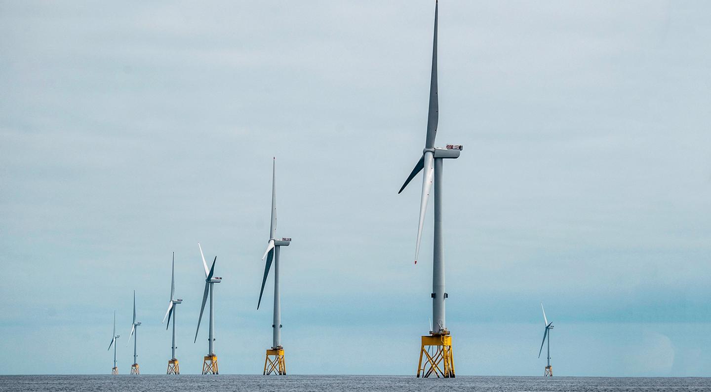 Eoliennes du parc éolien offshore Seagreen, en construction à environ 27km de la côte de Montrose, Angus en mer du Nord