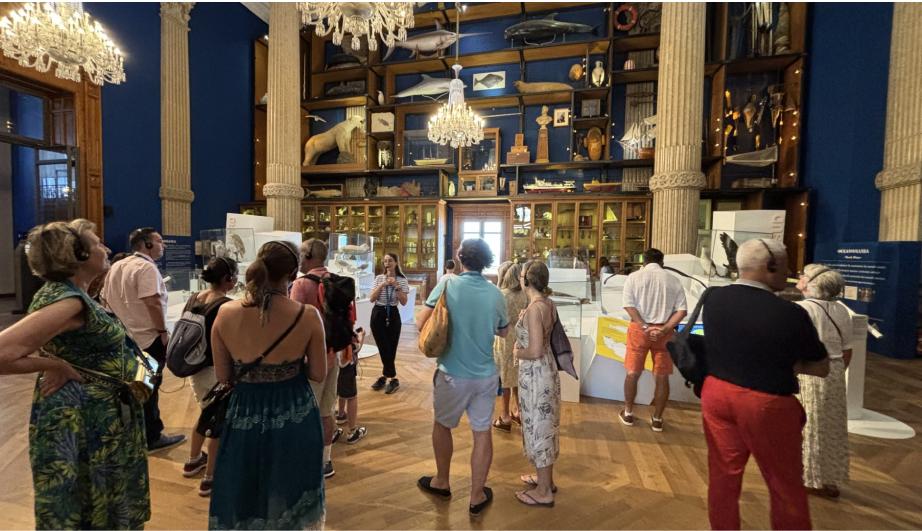 Visitors in a museum hall - see detailed description hereafter