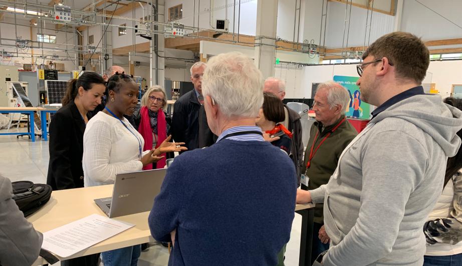 Group of visitors inside an industrial site - see detailed description hereafter