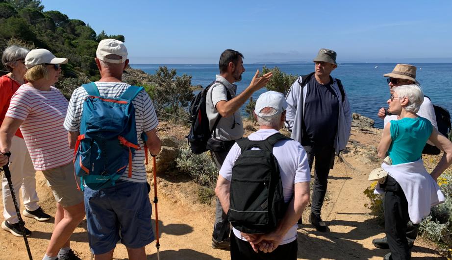 Group of walkers listening to a guide - see detailed description hereafter