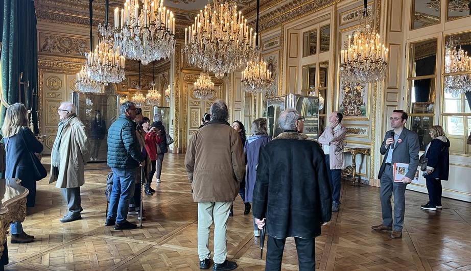 visitors in a reception room - see detailed description hereafter