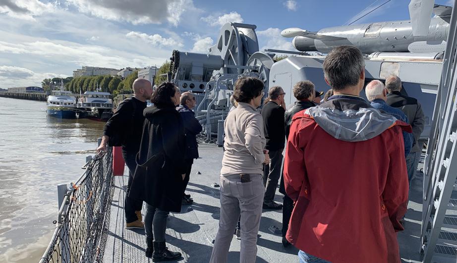 visitors on a boat - see detailed description hereafter